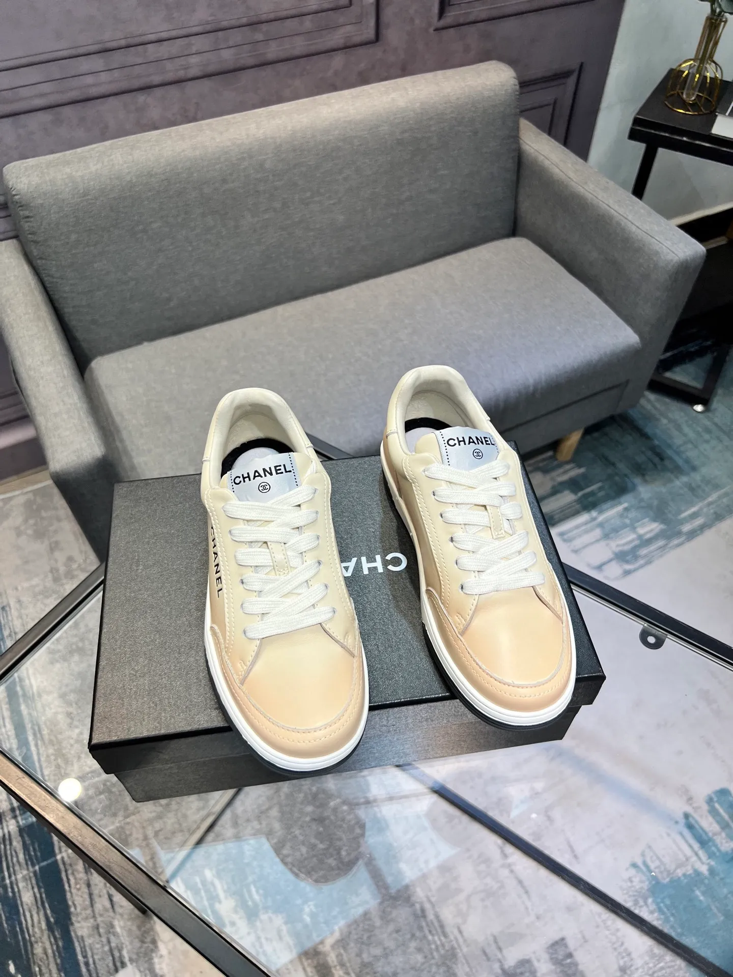 Men's men's shoes💰660 Exclusive real shots (top version) CHANEL Chanel's new panda sneakers Panda shoes Chanel 2025ss color matching thick-soled casual sports shoes sneakers Counter synchronization The counter is very popular Very difficult to buy a shoe The most popular thick-soled panda shoes on the Internet It is obvious that Xiaoxiang control cannot miss it Simple and versatile white shoes that have both good looks and comfort Thick sole increases height, is super versatile and can be worn with eyes closed😍 Whoever wears it will look better. Upper: calfskin. Lining: imported sheepskin lining. Outsole: TPU original outsole. Size: 35-44 (41 for women, 40 for men, custom made).